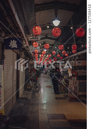 復古昭和時代的購物商場,紅燈籠點亮 復古昭和時代的購物商場,紅燈籠點亮 127588416