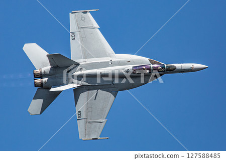 戰鬥機在天空中飛行 127588485