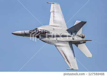 戰鬥機在天空中飛行 127588486