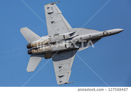 戰鬥機在天空中飛行 127588487