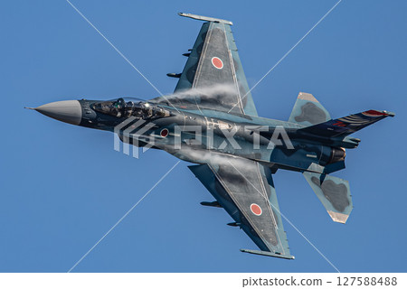 戰鬥機在天空中飛行 127588488