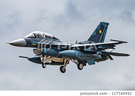 戰鬥機在天空中飛行 戰鬥機在天空中飛行 127588492