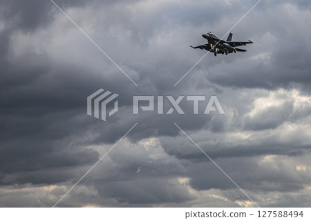 戰鬥機在天空中飛行 127588494