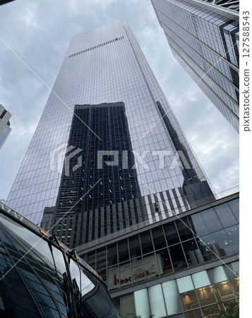 一棟建築映照在另一棟建築物中 一棟建築映照在另一棟建築物中 127588543