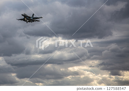戰鬥機在天空中飛行 127588547