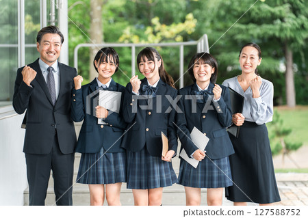 老師和高中女生、國中生、高中生、在校的小學生 127588752