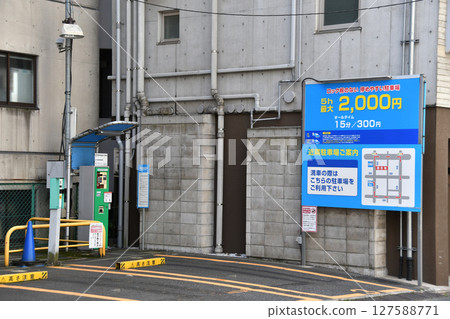 Parking in Tokyo_02 127588771