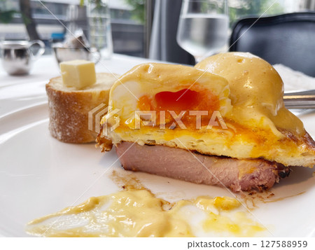 Eggs Benedict with potato pancakes and thick-sliced ham Eggs Benedict with potato pancakes and thick-sliced ham 127588959
