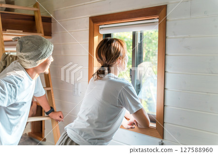一對夫婦在豪華露營小屋凝視著窗外 127588960
