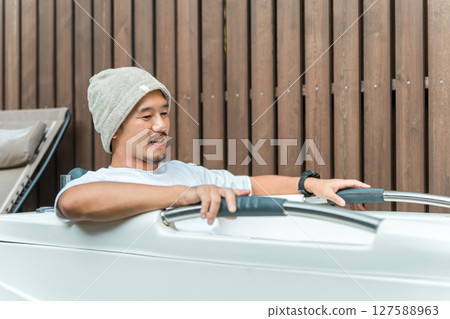 一名男子在露營地桑拿房中享受冷水浴(露天浴、森林浴) 一名男子在露營地桑拿房中享受冷水浴(露天浴、森林浴) 127588963