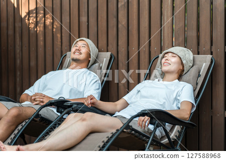 一位女士在桑拿房中放鬆（水療、健康、治療、提神、暖身、排毒） 127588968