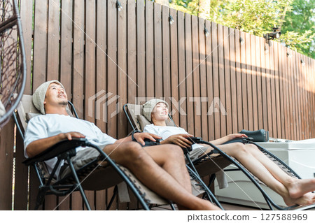 一位女士在桑拿房中放鬆（水療、健康、治療、提神、暖身、排毒） 127588969