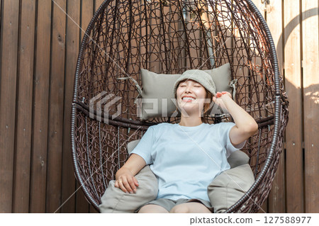 一位女士坐在桑拿房的吊椅上（水療、健康、治療、提神、保暖、排毒） 127588977