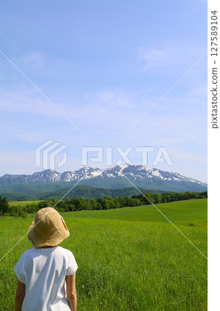 Fresh green Hokkaido, Daisetsuzan National Park, Daisetsu Plateau with a panoramic view of the Daisetsuzan mountain range, Asahigaoka 127589104