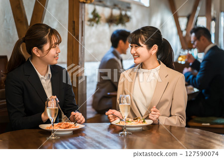 OL / business woman eating pasta having a girls' party at a restaurant 127590074