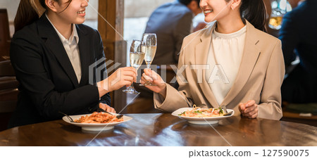 OL / business woman eating pasta having a girls' party at a restaurant 127590075