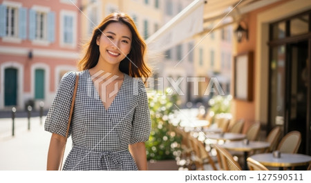 優雅的女士穿過法國尼斯的咖啡館區 127590511