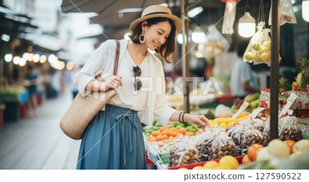 一位微笑的女士在東南亞市場購物 127590522