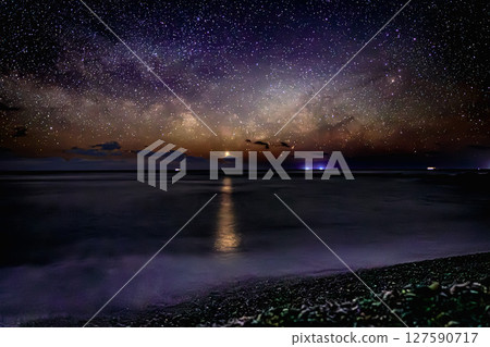 銀河環繞的寧靜大海 127590717