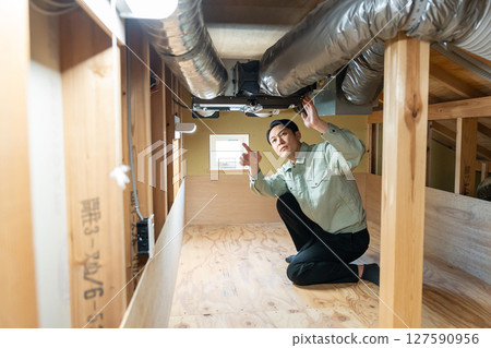 檢查空調的工人 127590956