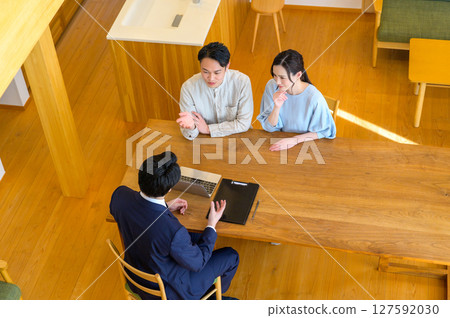 一位商人向一對日本夫婦解釋某件事的鳥瞰圖 127592030