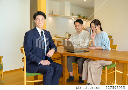 A Japanese man explaining about real estate 127592035