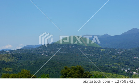 Mount Omuro as seen from the summit of Mount Komuro in Ito City, Shizuoka Prefecture Mount Omuro as seen from the summit of Mount Komuro in Ito City, Shizuoka Prefecture 127592425