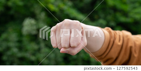 女人的手握緊拳頭 127592543