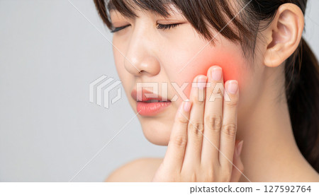 年輕女子牙痛 127592764