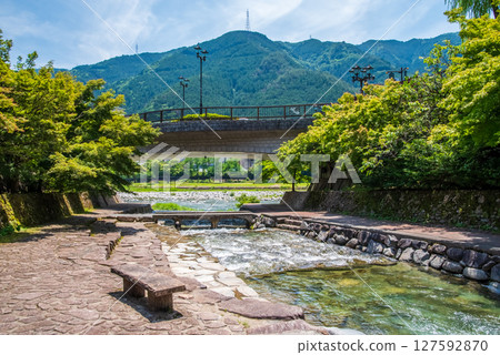 下呂溫泉町風景[溪流小路]（岐阜縣下呂市） 127592870