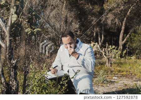 Herborist Smelling The Scent Of Green Plants 127592878