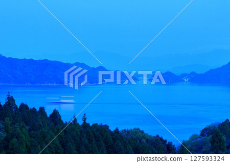 View of the Shikoku Mountains and Tobishima Kaido from Oshiba Island at dusk View of the Shikoku Mountains and Tobishima Kaido from Oshiba Island at dusk 127593324