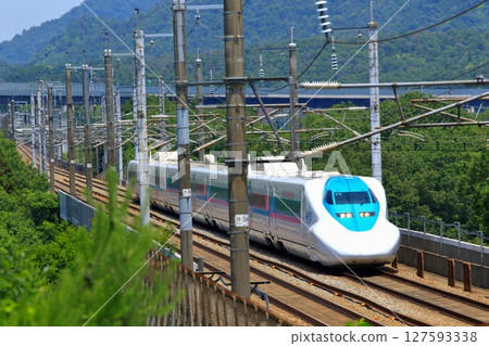 新幹線列車採用熱門動漫圖案設計 127593338