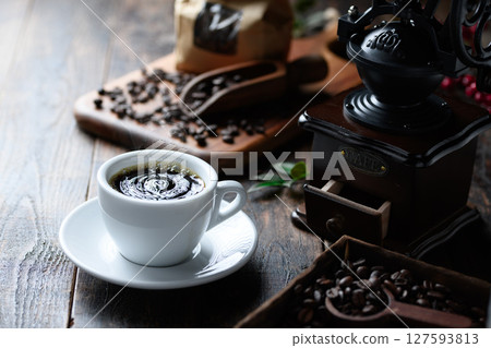 Hot coffee and coffee beans (dark background) 127593813