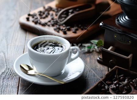 Hot coffee and coffee beans (dark background) Hot coffee and coffee beans (dark background) 127593820