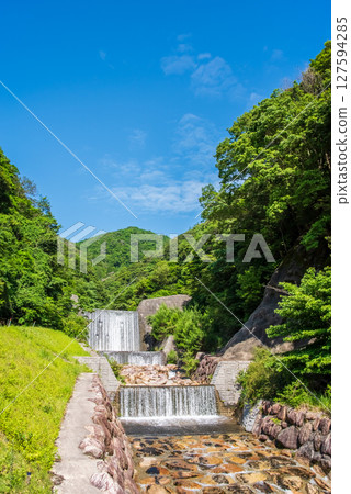 Erosion control dam in the valley (Mitakigawa River, Komono Town, Mie Prefecture) 127594285