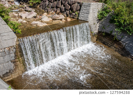 夏日景象:享受涼爽的天氣【溪谷中的防沙壩】(三重縣菰野町三瀧川) 夏日景象:享受涼爽的天氣【溪谷中的防沙壩】(三重縣菰野町三瀧川) 127594288