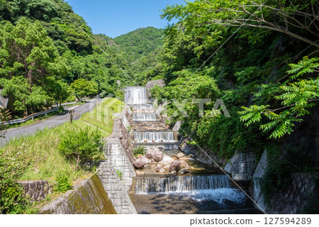 Summer image: Enjoying the cool weather: Erosion control dam (Mitakigawa River, Komono Town, Mie Prefecture) 127594289