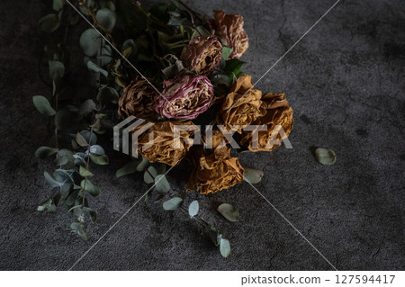 Textured dried rose flowers, close up 127594417