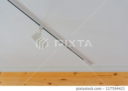 管道軌道 127594421