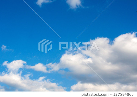 漂浮在藍天上的雲彩 漂浮在藍天上的雲彩 127594863