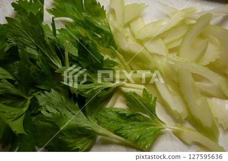 芹菜在砧板上切碎 芹菜在砧板上切碎 127595636
