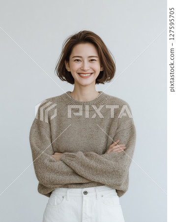 隨意的日本女人肖像微笑著交叉雙臂 127595705