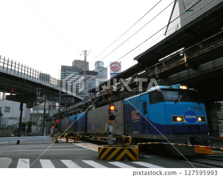 早上，超級鐵路貨運列車穿過城橋鐵路道口 127595993