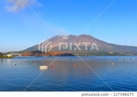 【鹿兒島縣】沐浴著朝陽的櫻島昭和火山口 127596075
