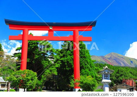 [鹿兒島縣] 霧島山（高千峰峰）和霧島神社（一野鳥居）的晴空 127596100