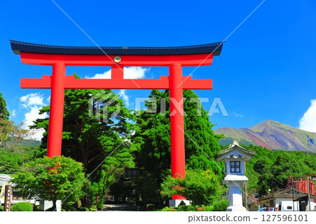 [鹿兒島縣] 霧島山（高千峰峰）和霧島神社（一野鳥居）的晴空 127596101