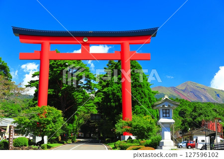 [鹿兒島縣] 霧島山（高千峰峰）和霧島神社（一野鳥居）的晴空 127596102