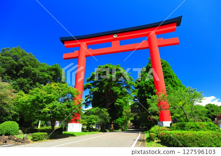 [鹿兒島縣] 霧島山（高千峰峰）和霧島神社（一野鳥居）的晴空 127596103