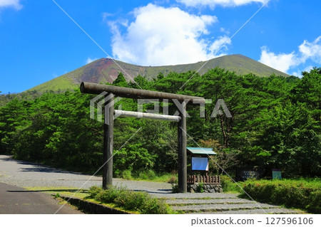 [Miyazaki Prefecture] Takachiho peak (Mt. Kirishima) seen from the Takachiho River 127596106